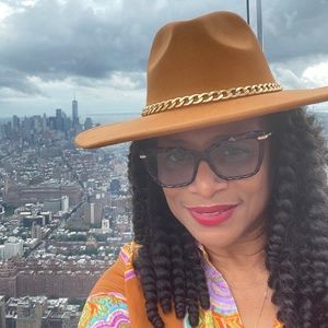 Meet your Posher, Cornelia